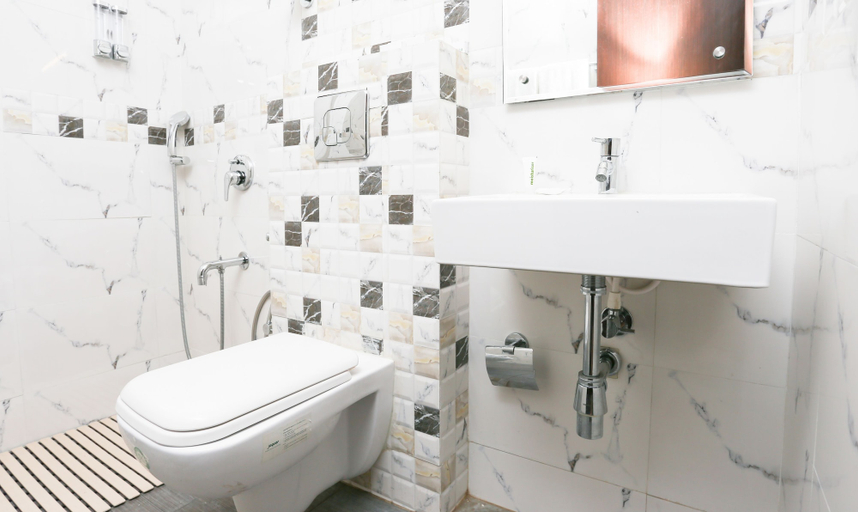 Bathroom 4, Treebo C Plaza, Krishna