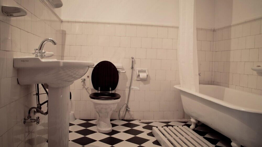 Bathroom 4, Ancoombra Tea Estate Bungalow, Poojapitiya