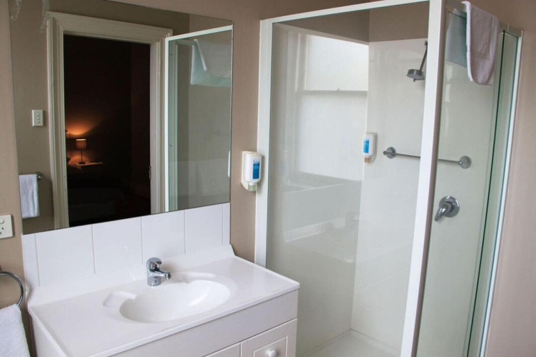 Bathroom 3, Sporties Hotel, Launceston - Pt B