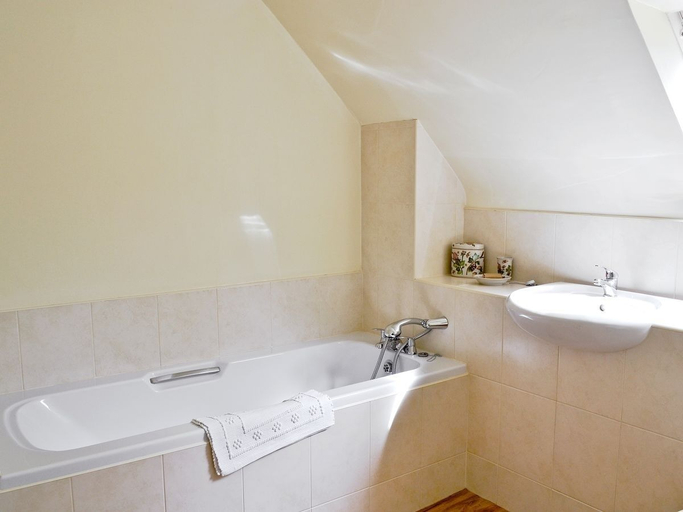 Bathroom 3, Finzean Estate Holiday Cottages, Aberdeenshire