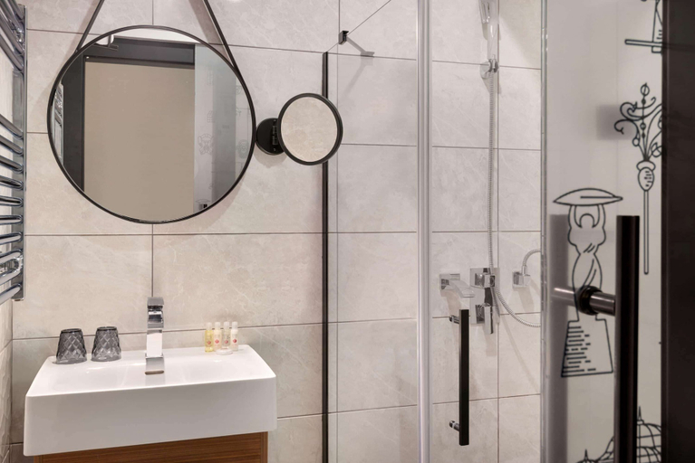Bathroom 4, Ramada by Wyndham Budapest City Center, Budapesti