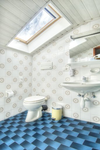 Bathroom 3, Pension Löwen, Bolzano