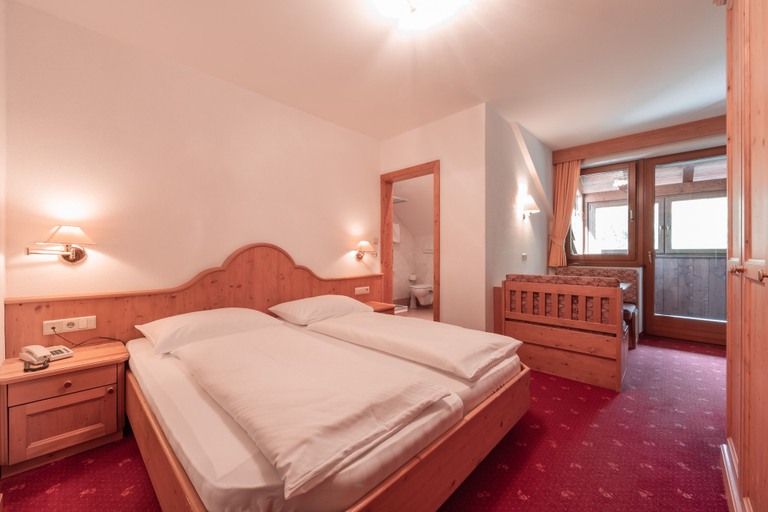 Bedroom 4, Berghotel Zum Zirm, Bolzano