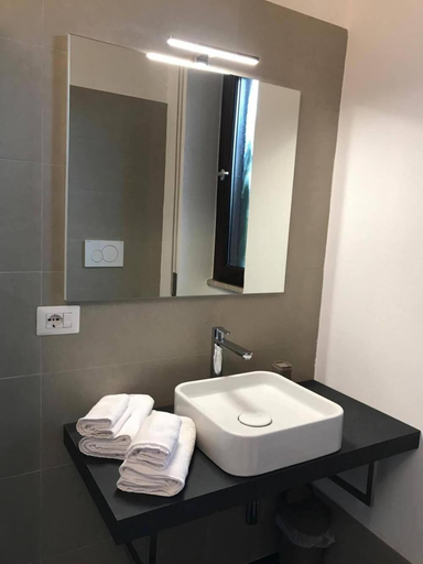 Bathroom 5, Four Rooms Guesthouse, Oristano