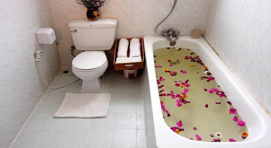 Bathroom 3, Dream Villa Hotel, Taunggye