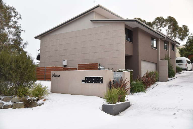 Exterior & Views 2, Khione 1 - Modern & spacious with views towards Lake Jindabyne & the mountains beyond, Snowy River