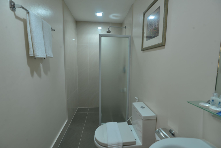 Bathroom 4, Royal Suites Condotel, Kalibo