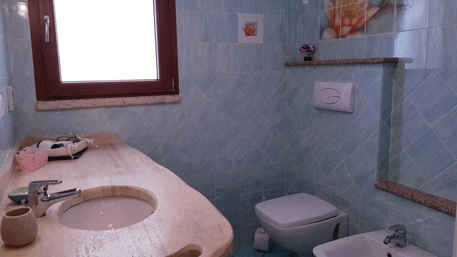Bathroom, Solaria Apartment V, Nuoro