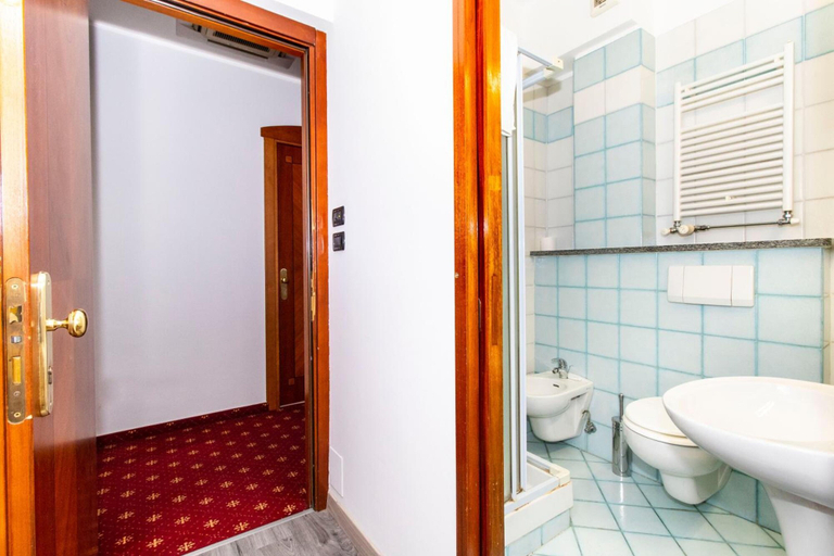 Bathroom 5, Cristallo Hotel, Torino