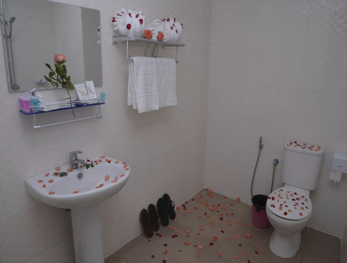 Bathroom 4, Taw Win Yadanar Hotel, Kawkareik