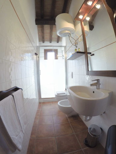 Bathroom 4, Boschi di Montecalvi, Livorno