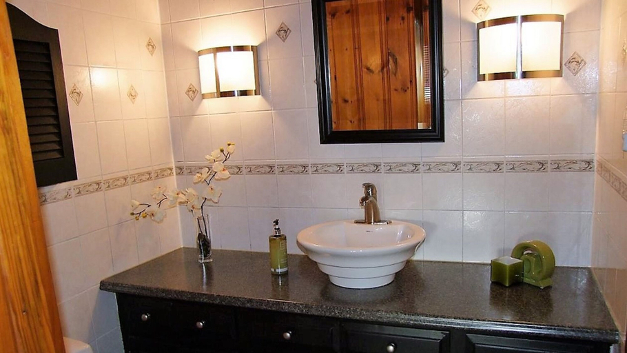 Bathroom 4, Duhamel Rock Cliff 3-Bedroom Waterfront Chalet, Les Laurentides