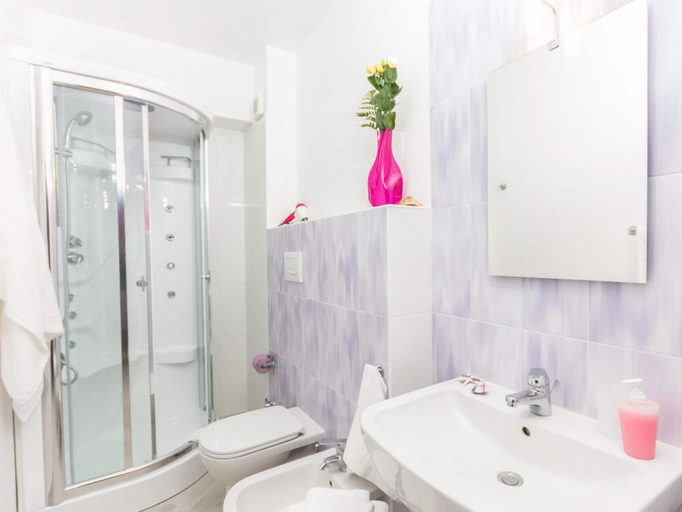 Bathroom 5, Stanze del Mare, Palermo