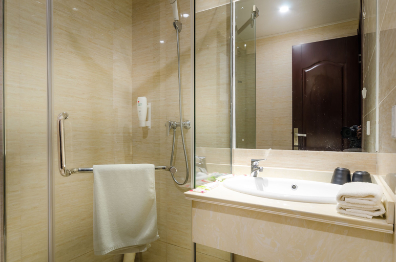 Bathroom 3, Star Hotel and Casino, Kampala