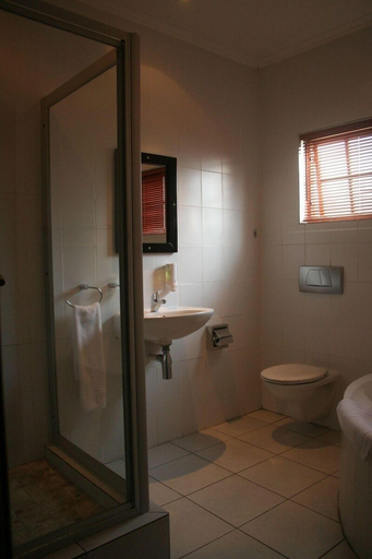 Bathroom 3, á La Martha’s Air-Port Guest House, Nelson Mandela Bay