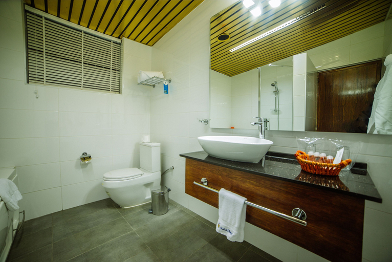 Bathroom 4, Volta Hotel Akosombo, Asuogyaman