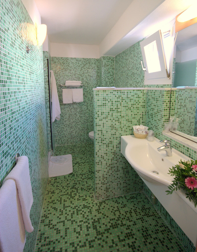 Bathroom 4, Villaggio Albatros, Foggia