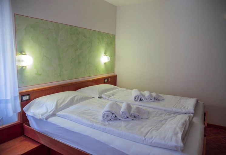Bedroom 3, Alpen Hotel Rabbi, Trento