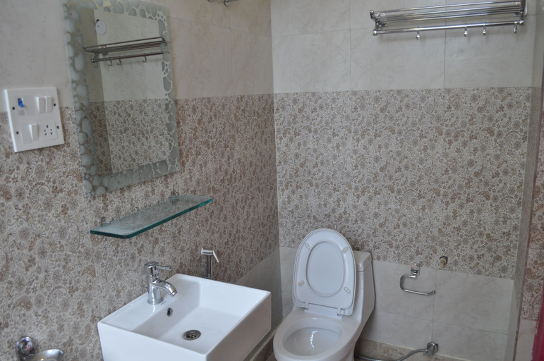 Bathroom 3, Hotel Kabli, Delhi