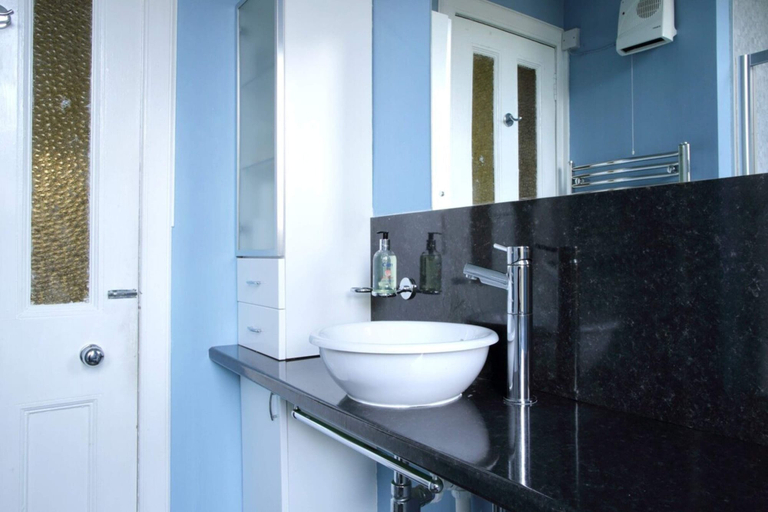 Bathroom 4, Central and Spacious 2 Bedroom Flat With Garden, Edinburgh