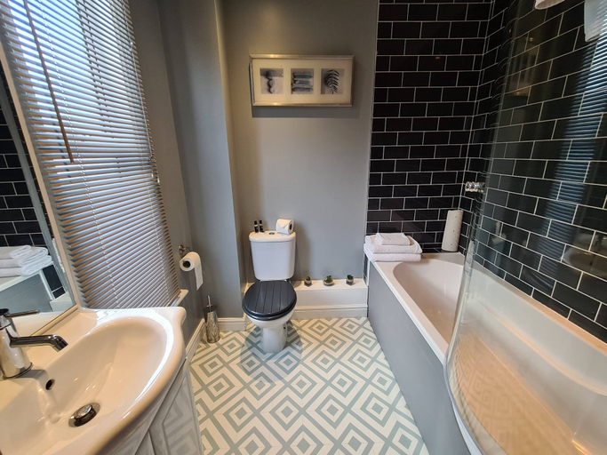 Bathroom 4, Ty Morgans, Powys