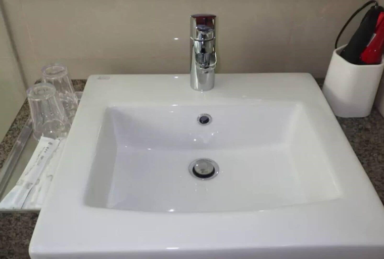 Bathroom 4, 8 Newtown Boulevard by SIET, Lapu-Lapu City