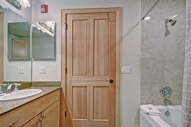 Bathroom, Park Avenue Lofts by Great Western Lodging, Summit