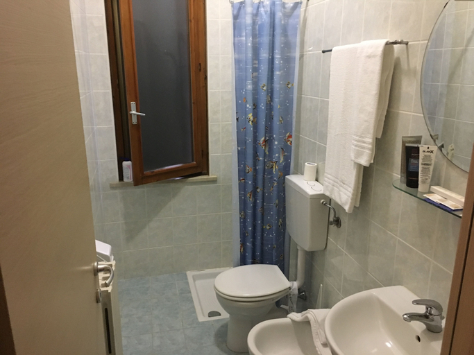 Bathroom 4, Blue Hotel Depandance, Mantua
