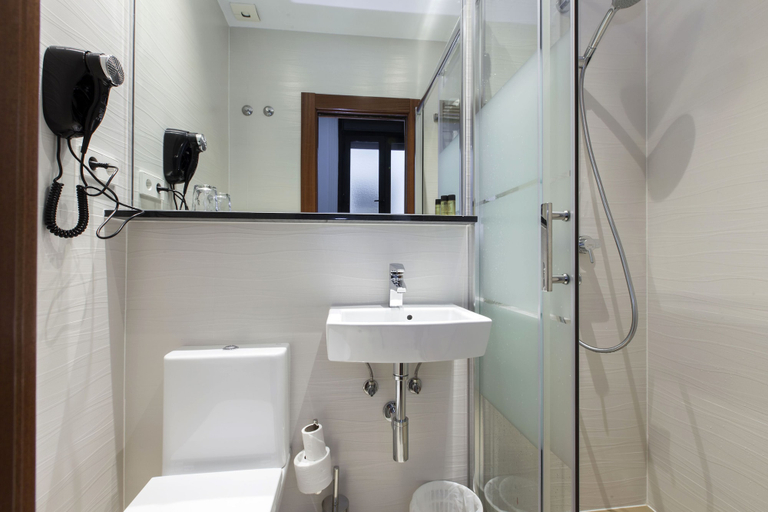 Bathroom 3, Hostal Castilla I - Atocha, Madrid