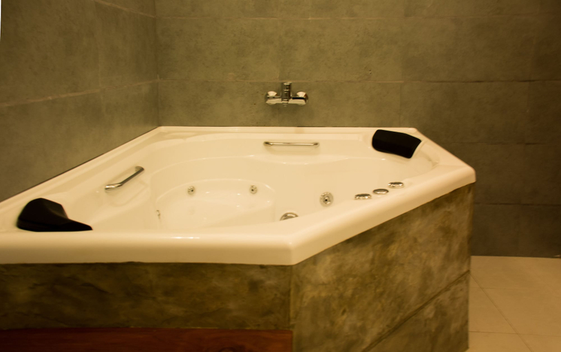 Bathroom 4, The Residence, Thimbirigasyaya