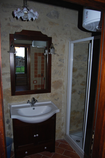 Bathroom 5, Castello di Cisterna, Perugia