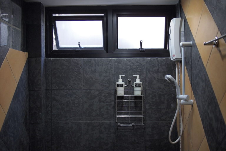 Bathroom 4, C40Winks Hostel, Bang Rak