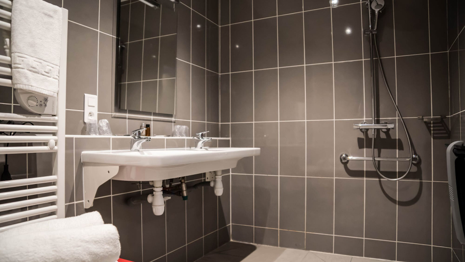 Bathroom 4, Hôtel du Canal, Aude