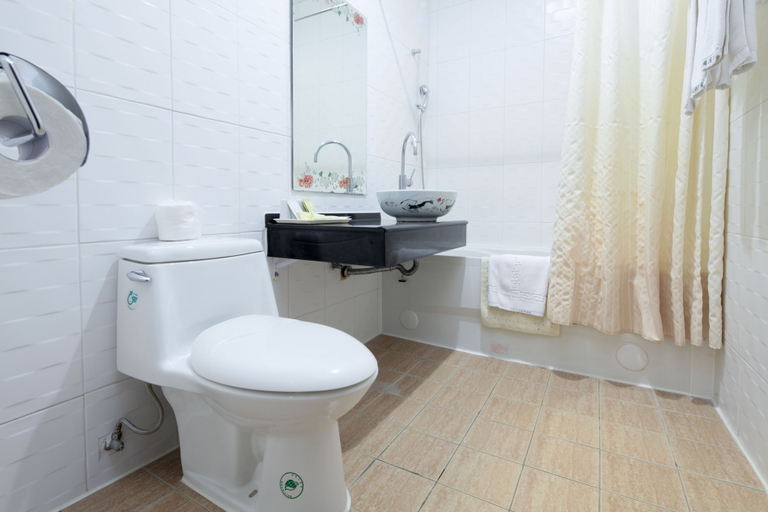 Bathroom, Cambridge Confucius Inn, Tainan