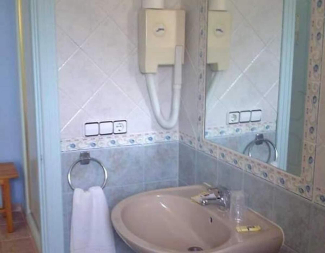Bathroom 3, Pensión Agadir, Almería