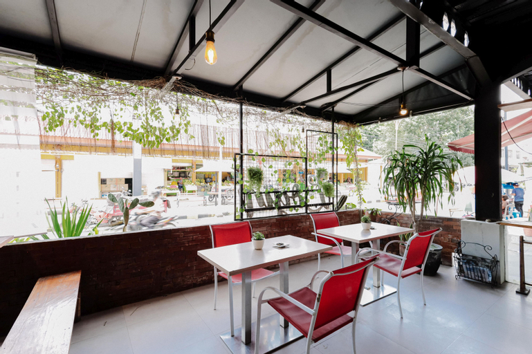 Food & Drinks 5, RedDoorz near Alun Alun Madiun, Madiun