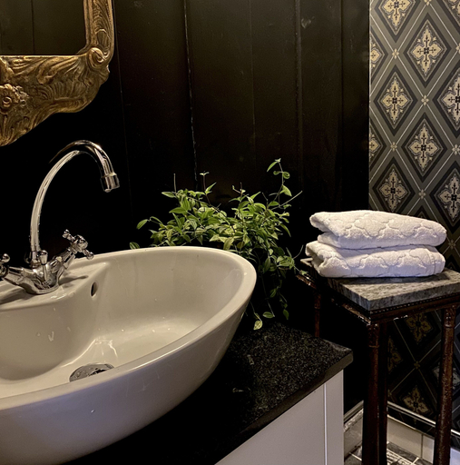 Bathroom 3, Kinna Bed & Breakfast, Mark