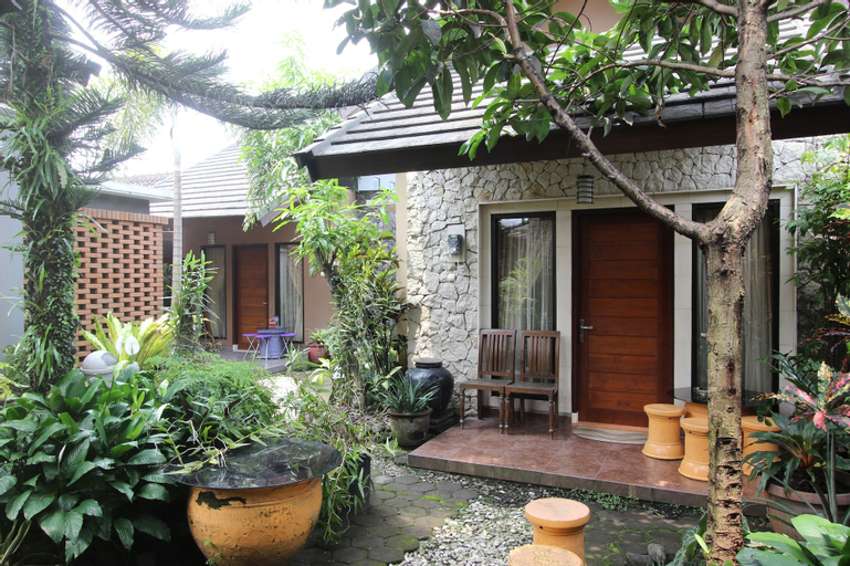 Exterior & Views 2, RedDoorz near Casa Grande, Yogyakarta