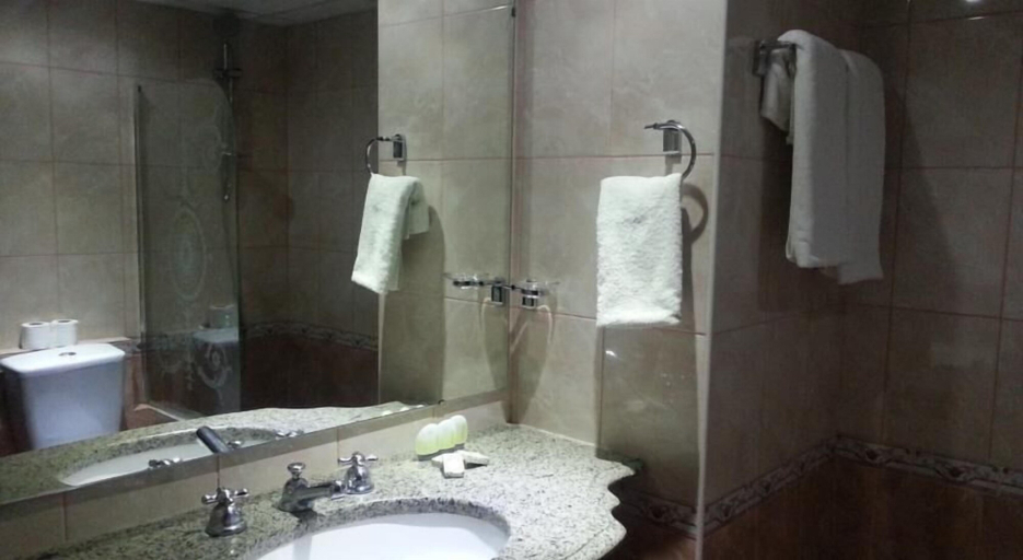 Bathroom 3, OIa Palace Hotel, Wadi Essier