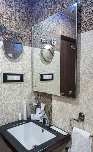 Bathroom 4, Treebo Empire, Krishna