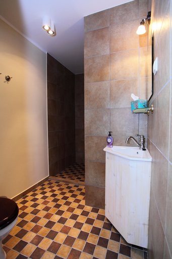 Bathroom 4, Kuursaal Guesthouse, Kuressaare