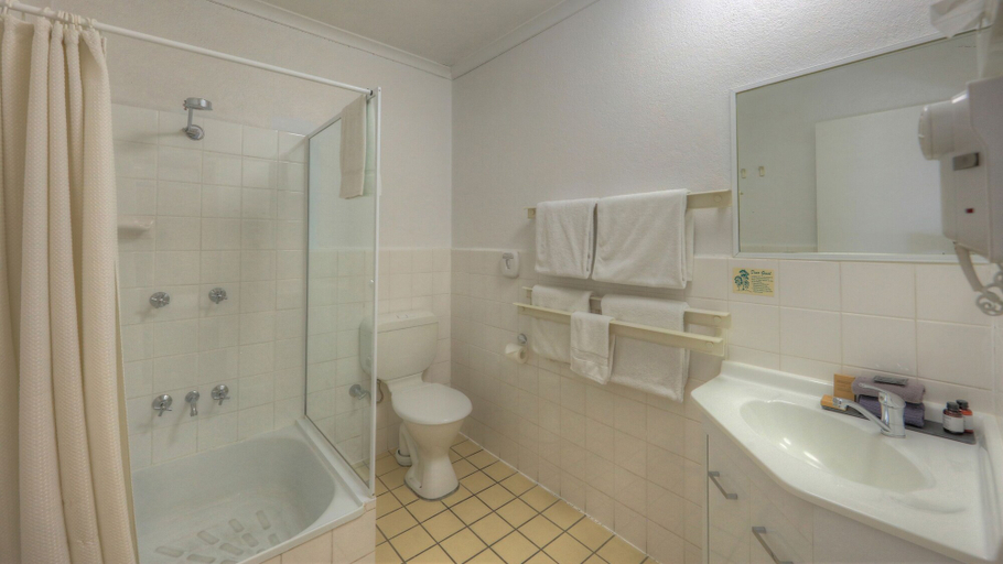Bathroom 4, Cousins Motor Inn, Inverell - Pt B