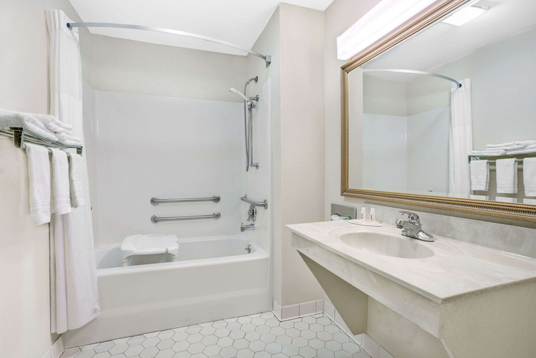 Bathroom 4, Days Inn by Wyndham Macon I-475, Bibb