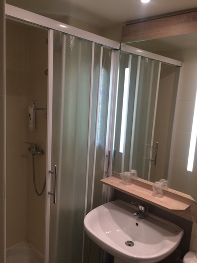 Bathroom 4, Ibis Styles Rouen Val De Reuil, Eure