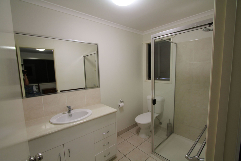 Bathroom, Miners Rest Motel, Duaringa