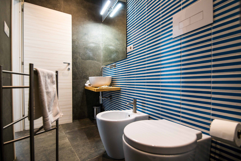 Bathroom 5, Quattro Briganti, Salerno
