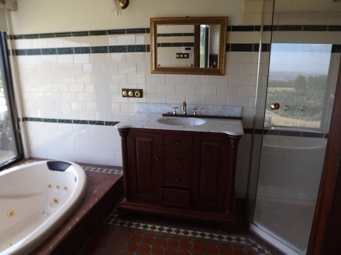 Bathroom 4, A Cottage with a View at Tudor Ridge, Yarra Ranges - Dandenongs