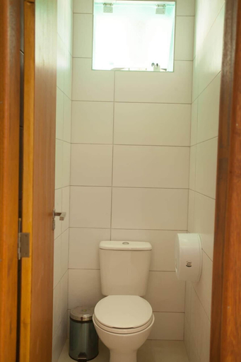 Bathroom 4, The Bridge Hostel, Floriniapolis
