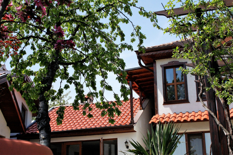 Exterior & Views