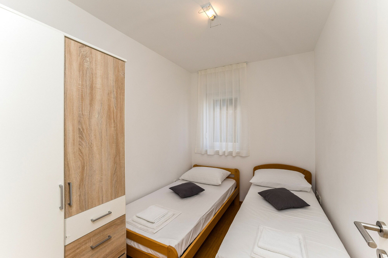 Bedroom 3, Summer Breeze Apartments, Novalja